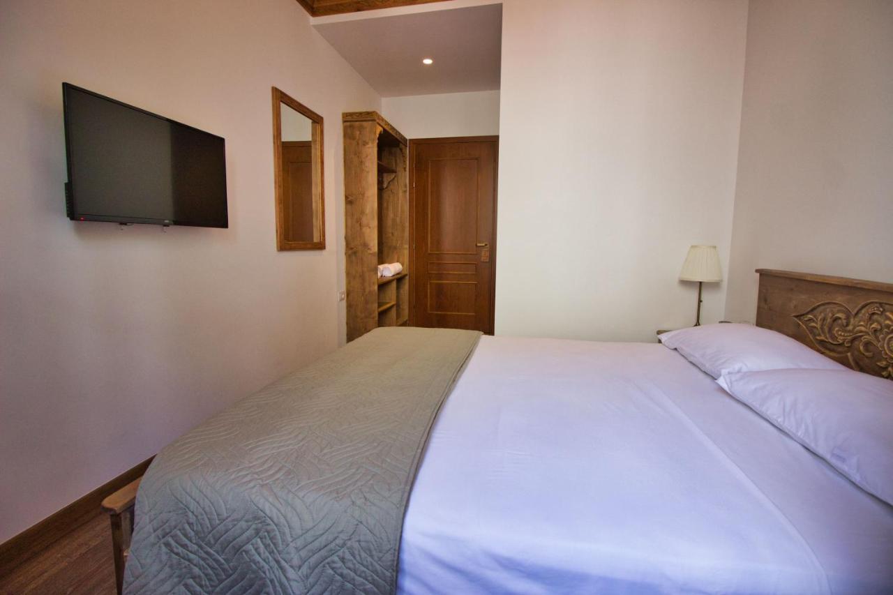 4 Hotel